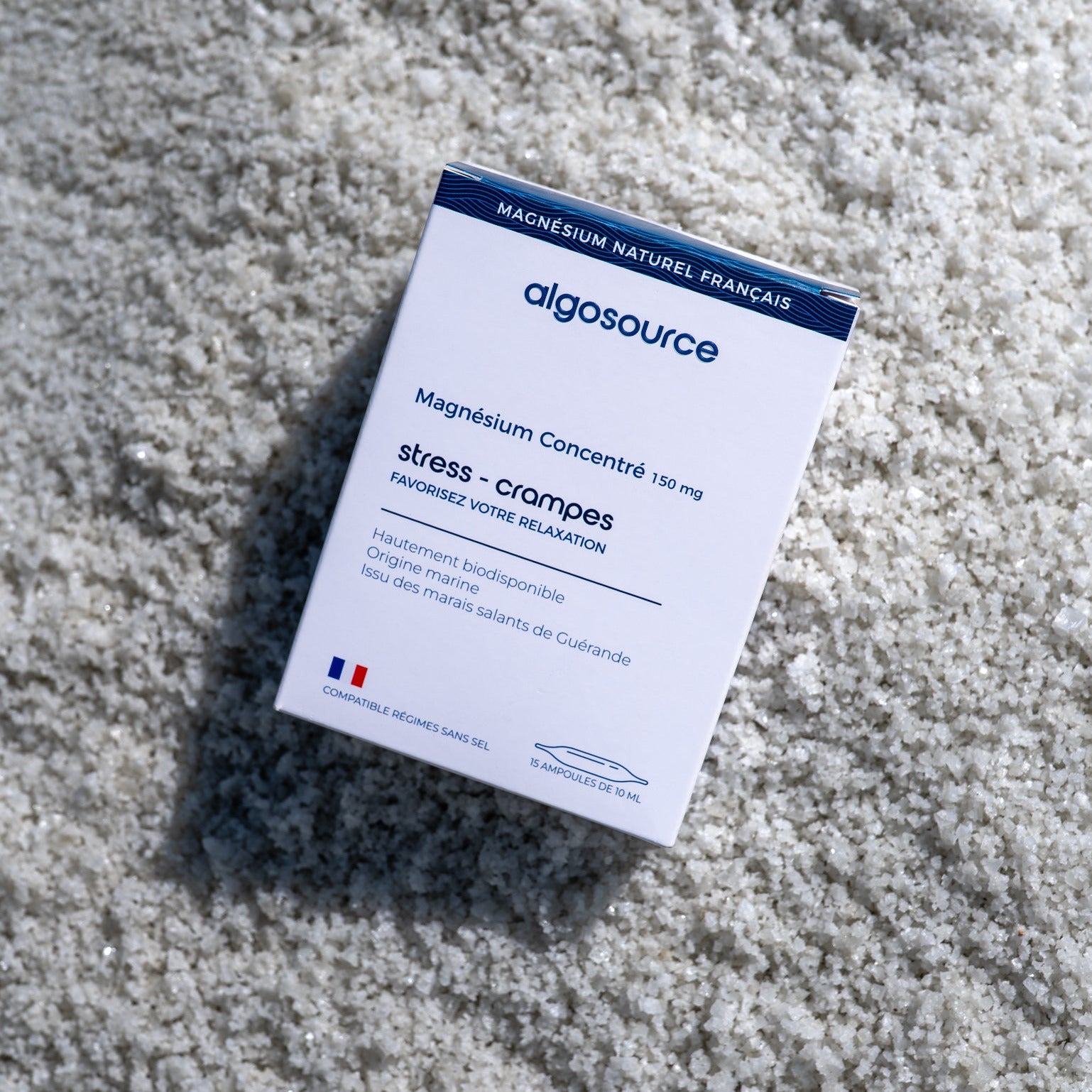 Boite de magnesium concentre sur tas de sel des marais salants de guerande